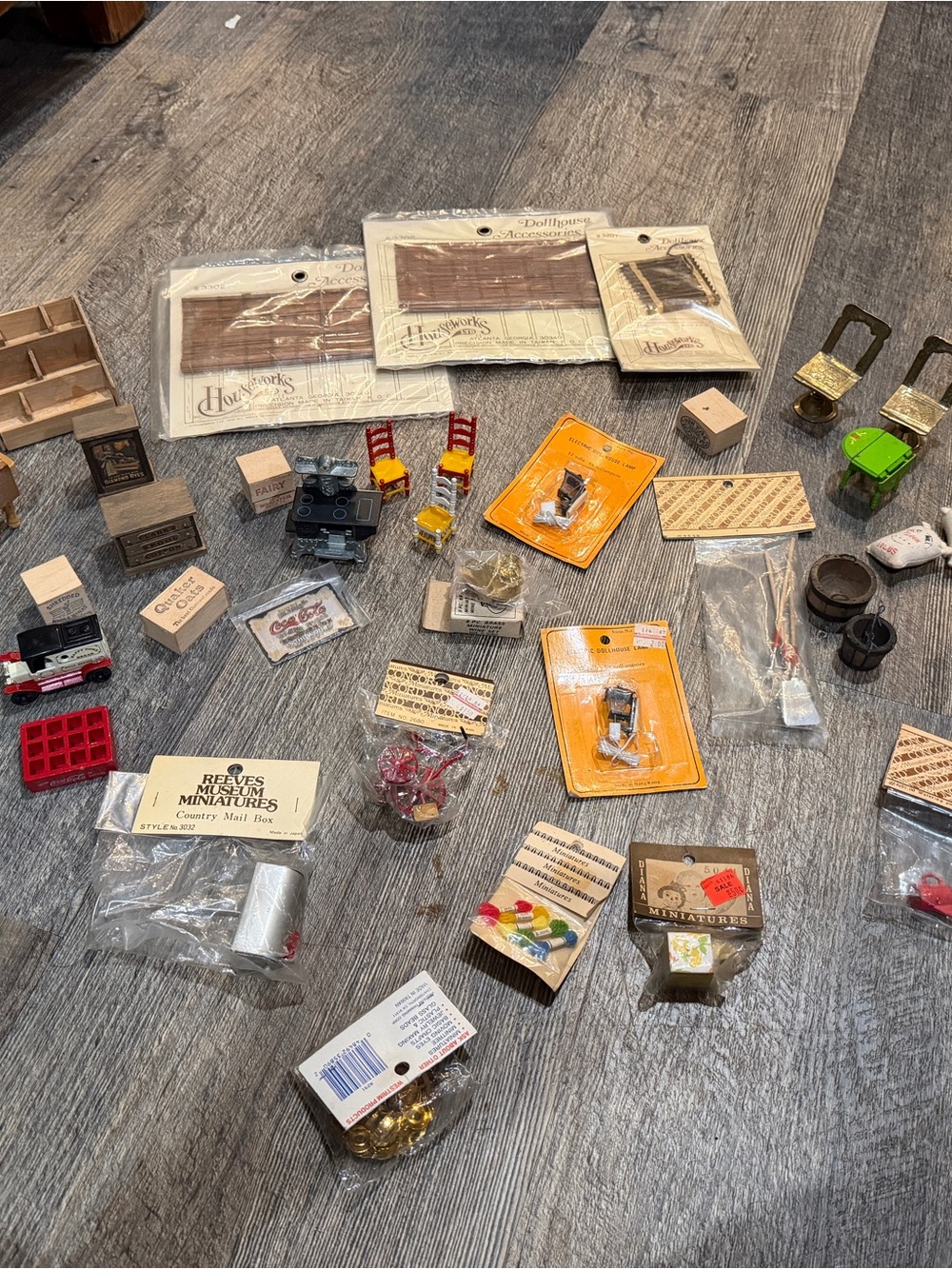 DOLL HOUSE Assorted Miniature Accessories - Mixed Colors